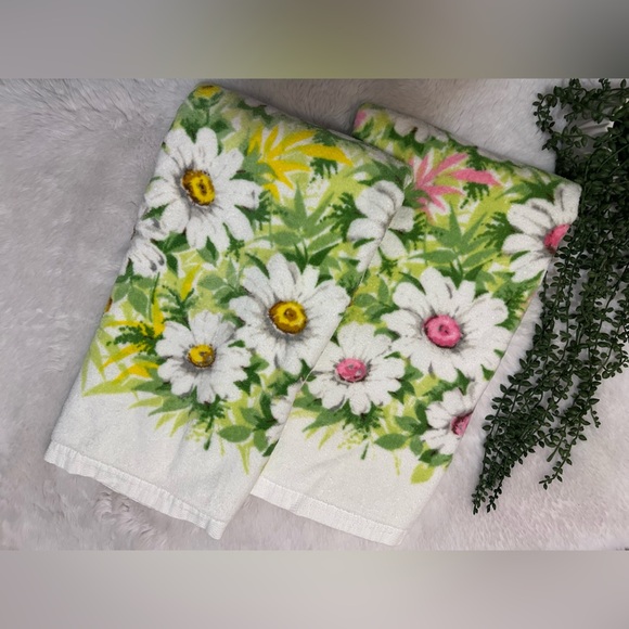 TWO Vintage 70βs Springmaid 100% Cotton Daisy Floral Bath Towels 24β x 47β - Picture 1 of 10